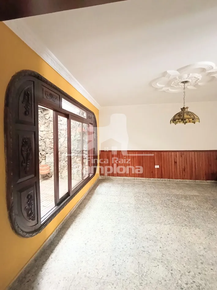 Estupenda casa en barrio residencial